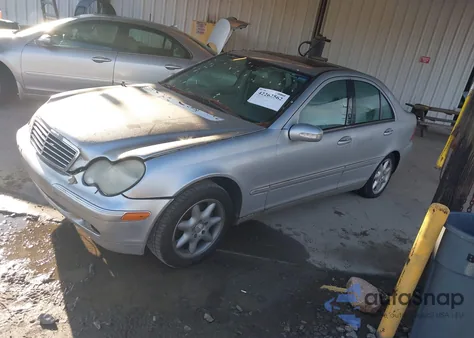 2003 Mercedes-Benz C 240 z USA, uszkodzony, nr VIN WDBRF61J53F422376